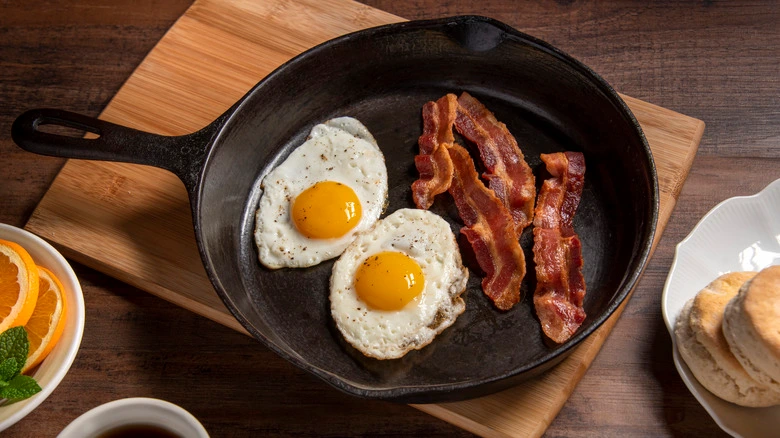 Classic American breakfast dishes
